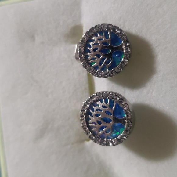 Earings - Picture 4 of 4